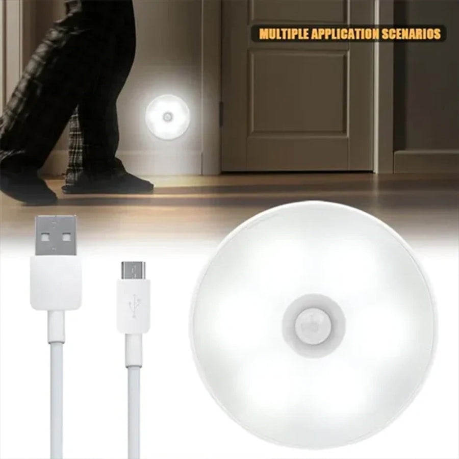 Lampe fixée près d'une porte d'entrée